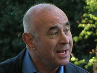 Bob Hoskins dies
